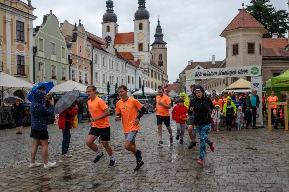 V pláštěnce nebo s deštníkem. Letošní deštivý Běh městem šťastných lásek přinesl skoro 400 tisíc korun