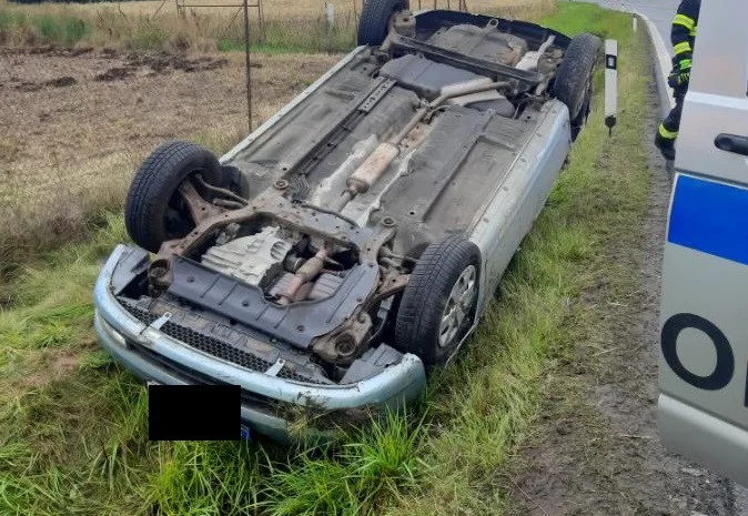 Řidič u Telče jel rychle a na mokré silnici dostal smyk. Se spolujezdcem skončili v jihlavské nemocnici