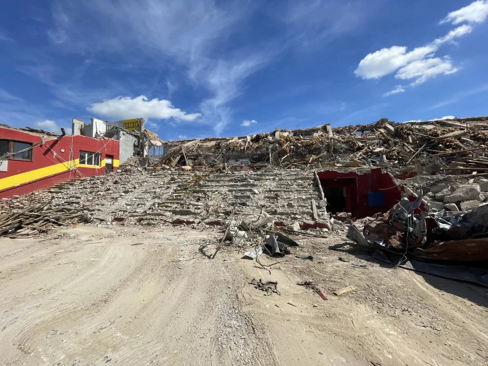Demolice probíhá rychleji, než se čekalo. Je probourán vjezd u bývalé posilovny, na stadion se ještě vrátí archeologové