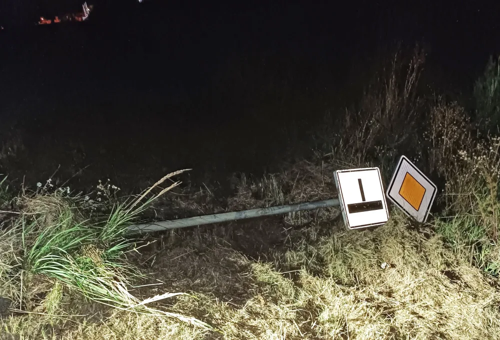 Vandalismus v Jihlavě. Pětice mladíků poškodila pět dopravních značek včetně mobilního wc