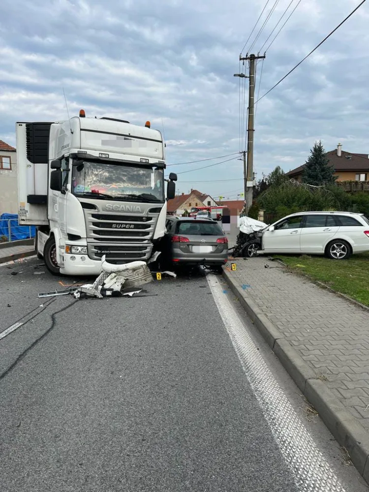 Silnici na Třebíčsku blokuje hromadná nehoda. Střet dvou aut a náklaďáku přinesl dva zraněné