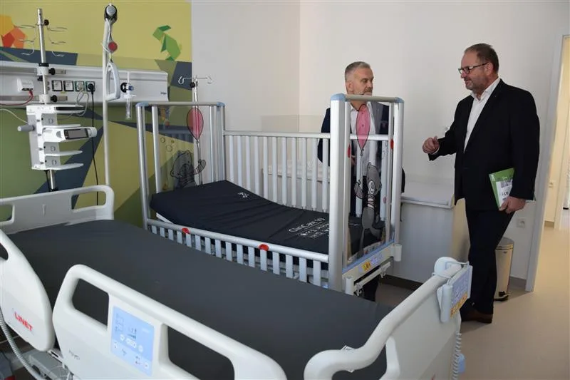 FOTO: Pelhřimovská nemocnice má nový Pavilon péče o rodinu. Podívejte se, jak to uvnitř vypadá