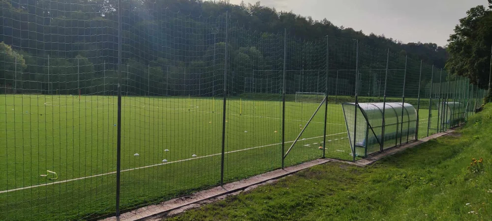 Fotbalové hřiště v ulici Na Stoupách má novou umělou trávu a střídačky. Opravy vyšly na 7 milionů korun