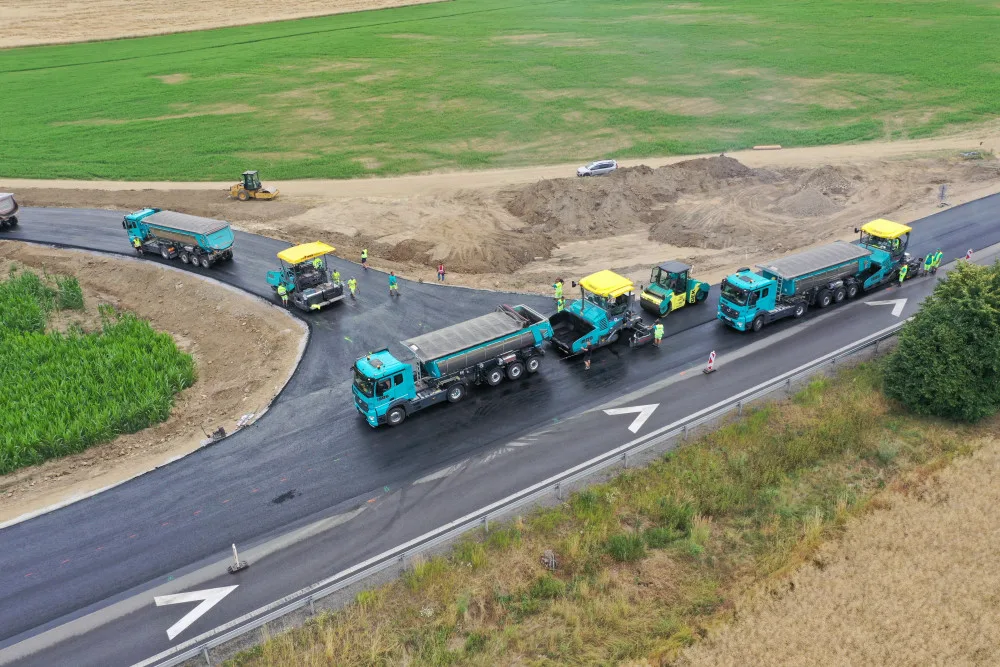 FOTO: Obávaná křižovatka u Zvěrkovic bude brzy bezpečnější. Silnice je širší a má nový povrch