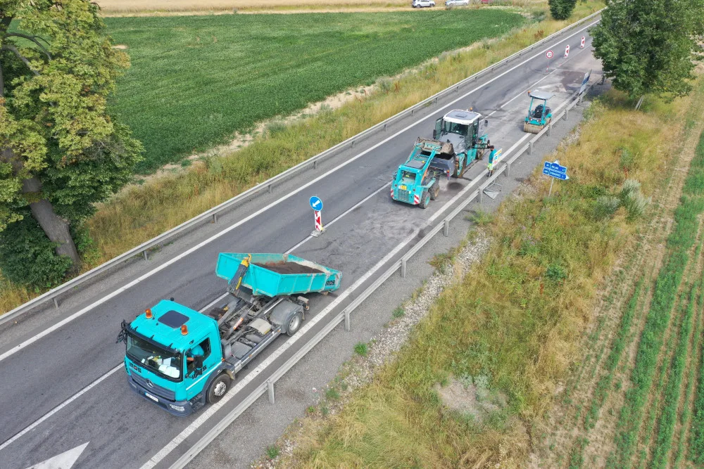 FOTO: Obávaná křižovatka u Zvěrkovic bude brzy bezpečnější. Silnice je širší a má nový povrch