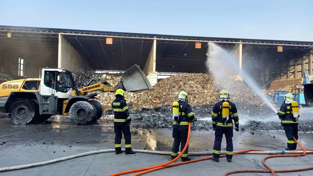 Příčinou nočního požáru v Enviropolu jsou zřejmě baterie, které zahořely v meziskladu, říká jihlavská firma