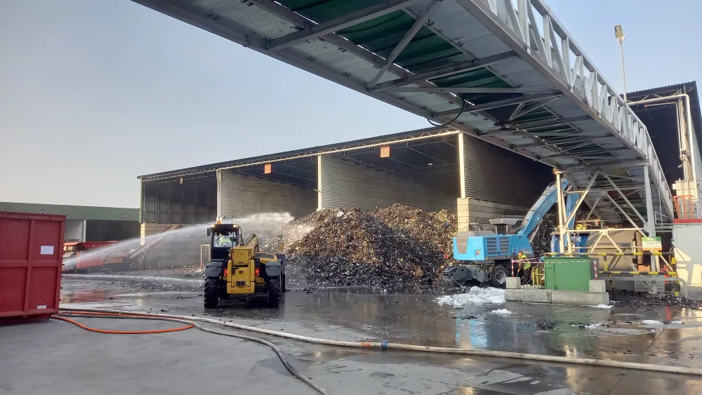 Příčinou nočního požáru v Enviropolu jsou zřejmě baterie, které zahořely v meziskladu, říká jihlavská firma