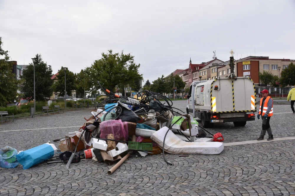 ANKETA: Trapný a ubohý krok města, chudáci turisté. Vystavený odpad na žďárském náměstí lidé hodnotí kriticky