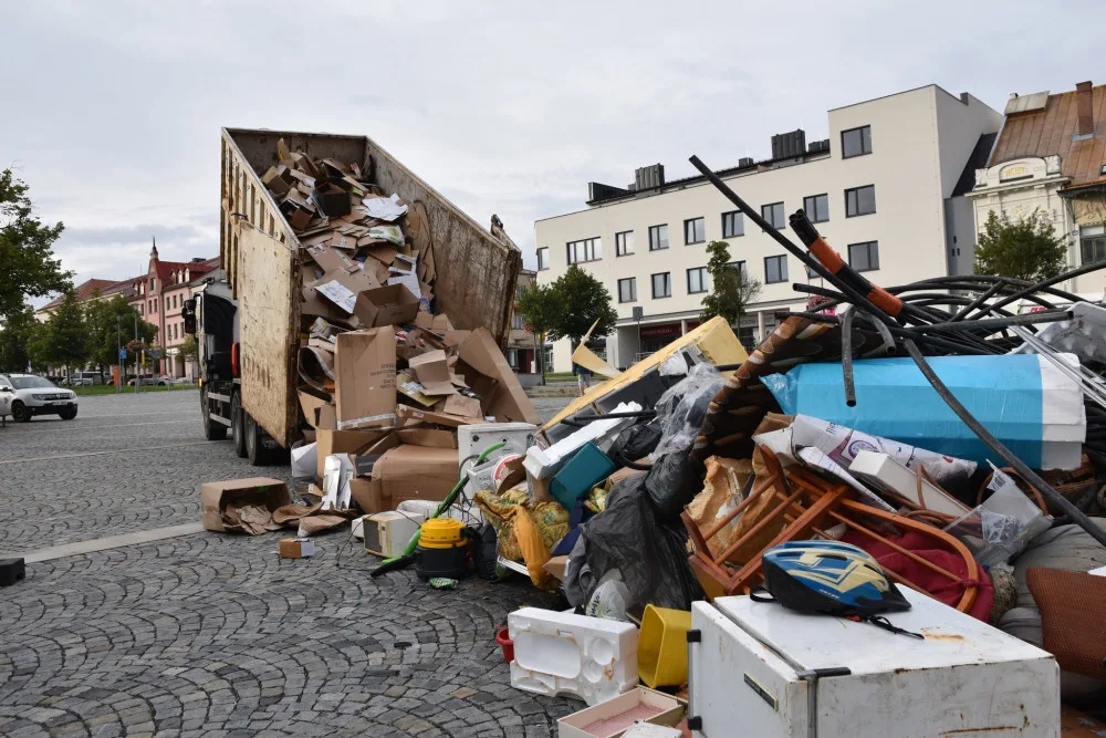 ANKETA: Trapný a ubohý krok města, chudáci turisté. Vystavený odpad na žďárském náměstí lidé hodnotí kriticky