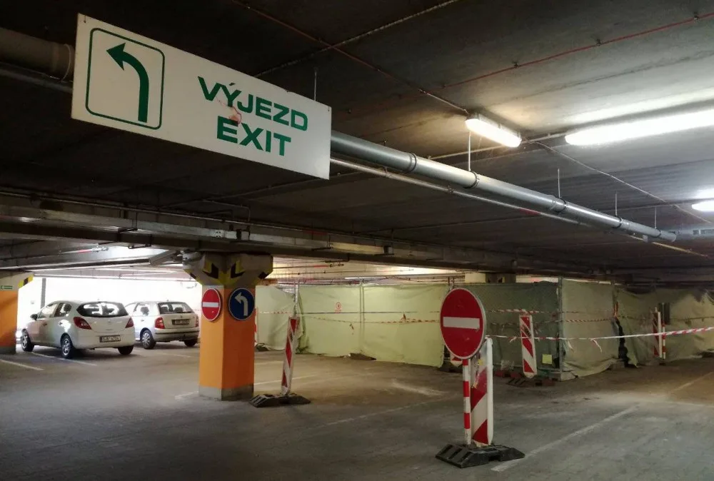 Kuriózní nehoda v Cityparku. Nepozorná řidička při vyjíždění z parkoviště přehlédla červenou a zlomila závoru