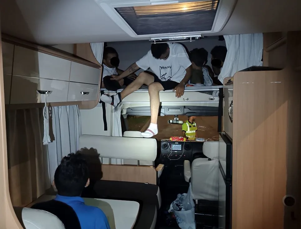 Vysočinou projížděli další migranti. Policie zadržela 27 běženců ze Sýrie, z toho bylo jedno dítě