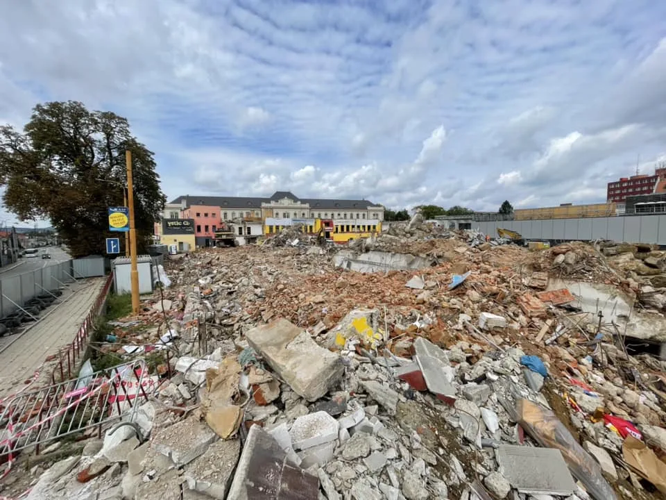 Demolice zimáku, měsíc po začátku. Zatím jsem všichni spokojeni, máme několik týdnů náskok, říká radní Beke