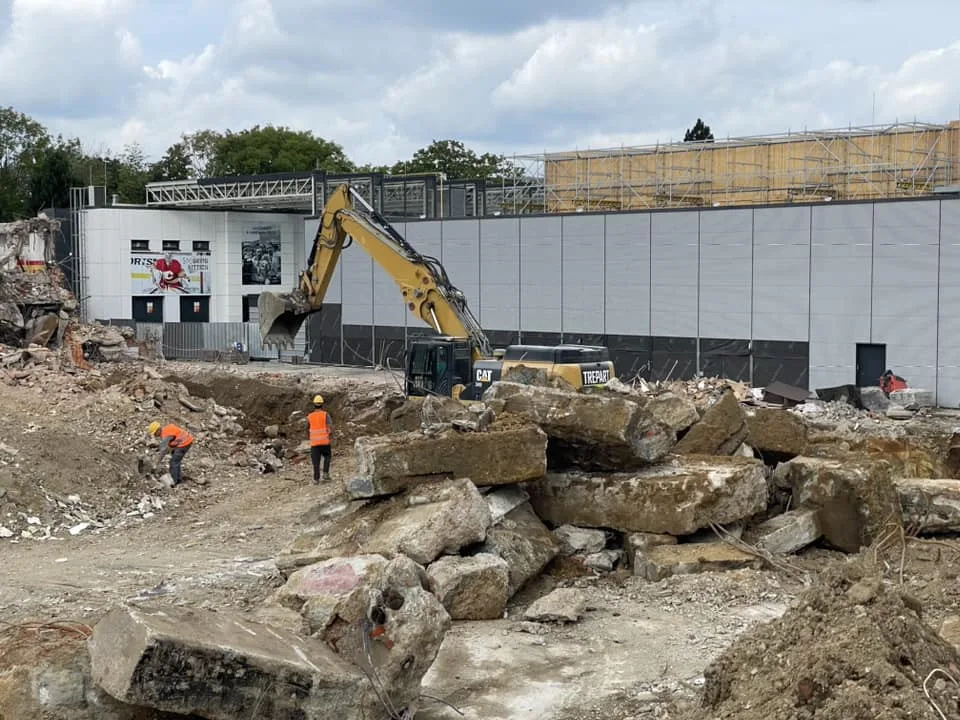 Demolice zimáku, měsíc po začátku. Zatím jsem všichni spokojeni, máme několik týdnů náskok, říká radní Beke
