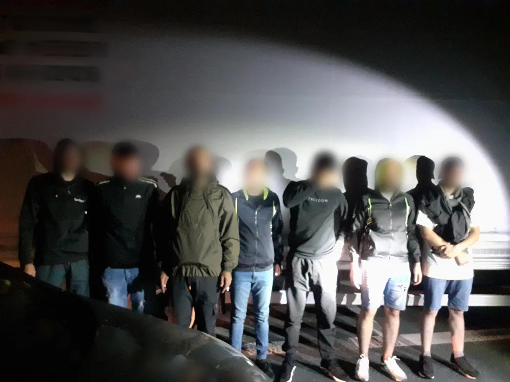 Vysočinští celníci zachytili za jediný týden dalších 28 migrantů. Převaděči riskují, jeden jel v noci dvoustovkou bez světel