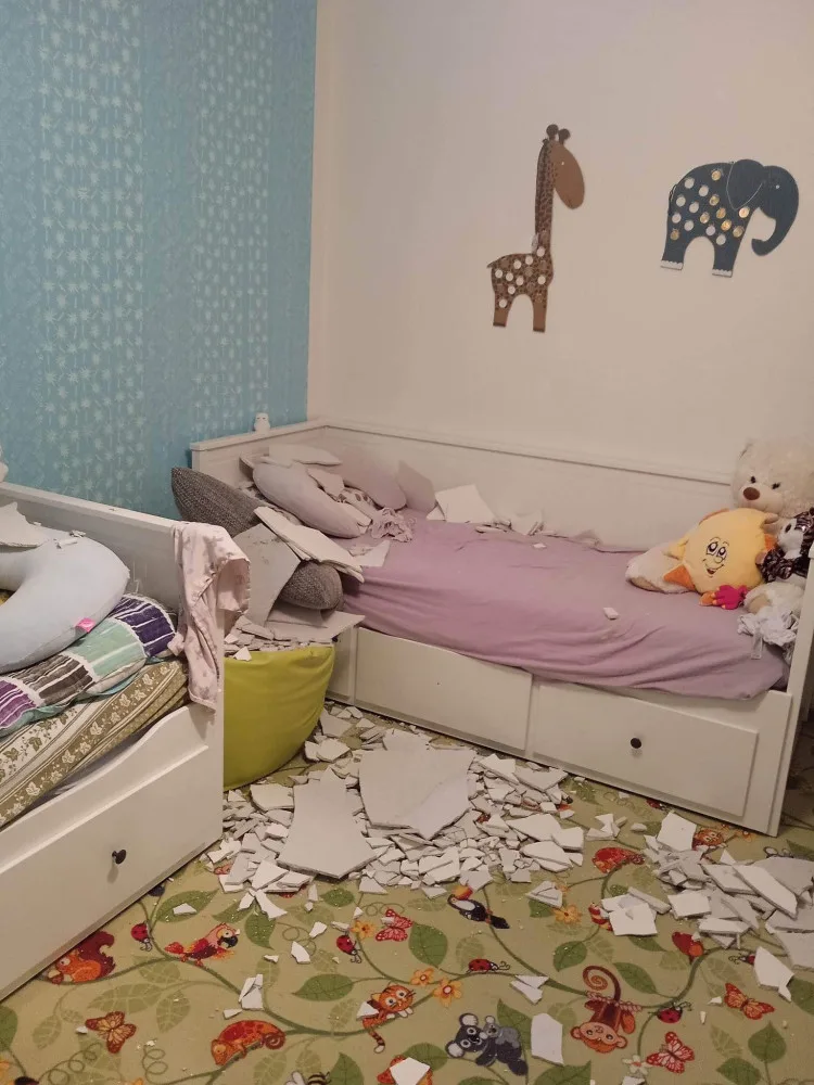 Obyvatelům Kainarovy ulice v Jihlavě padají stropy na hlavu. Situace je vážná, ale zhotovitel to neřeší, stěžují si