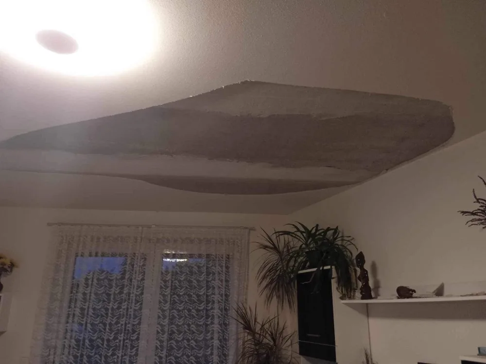 Obyvatelům Kainarovy ulice v Jihlavě padají stropy na hlavu. Situace je vážná, ale zhotovitel to neřeší, stěžují si