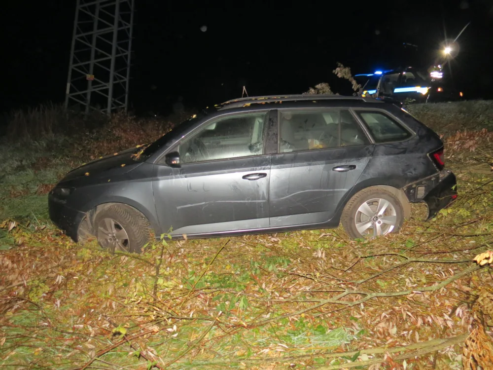 Řidič s 1,5 promile vyjel ze silnice a skončil v příkopu. Se spolujezdcem od nehody odešli, vypátral je psovod