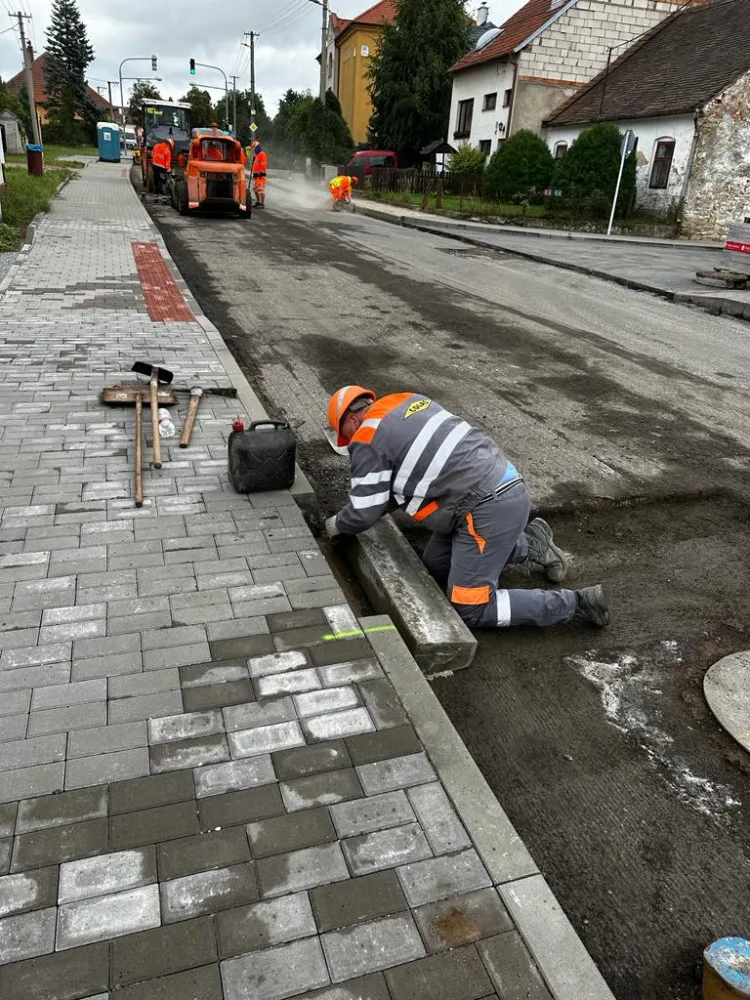 Oprava silnice na hranici krajů skončí o dva měsíce dřív. Nový povrch řidiči otestují už na konci října