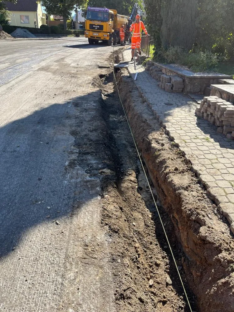 Oprava silnice na hranici krajů skončí o dva měsíce dřív. Nový povrch řidiči otestují už na konci října