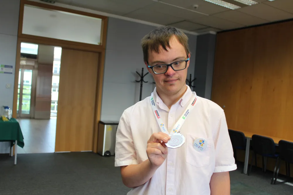 Když handicap není překážkou. Daniel z Počátek závodně plave, je filmovým znalcem a hrál v seriálu
