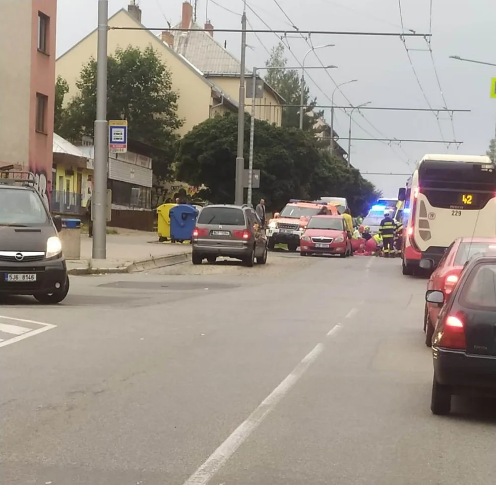 Ranní nehoda v Havlíčkově ulici. Auto srazilo malou holčičku, byla převezena do nemocnice