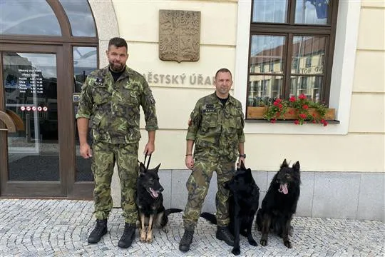 Třebíčskou radnici navštívili čtyři psi. Scotty, Dab, Athila a Erro měli za úkol najít skryté výbušniny