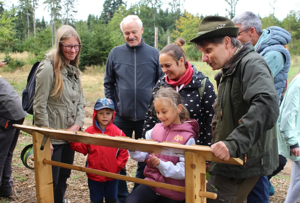 Den za obnovu lesa u Třeště zaujal stovky lidí. Viděly, jak pracuje harvestor i pětiletý tažný kůň
