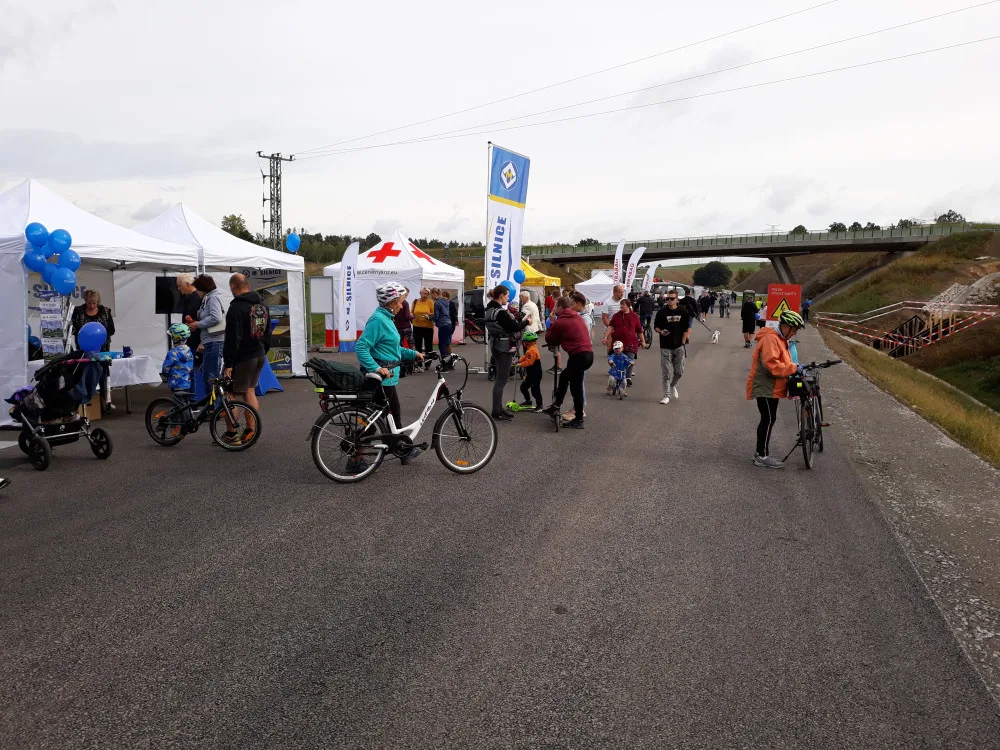VIDEO: Na obchvat Brodu dorazili cyklisté, koloběžkáři i lidé s kočárky. Do Vánoc ho otestují už i řidiči v autech