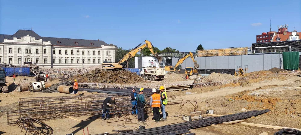 Ze zimního stadionu už mnoho nezbývá, suť bude pryč za dva týdny. Připravuje se pažení stavební jámy