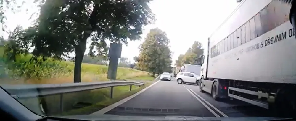 Podívejte se na cestu záchranářů k tragické nehodě u Obrataně. Víte, co dělat, když slyšíte houkačky?