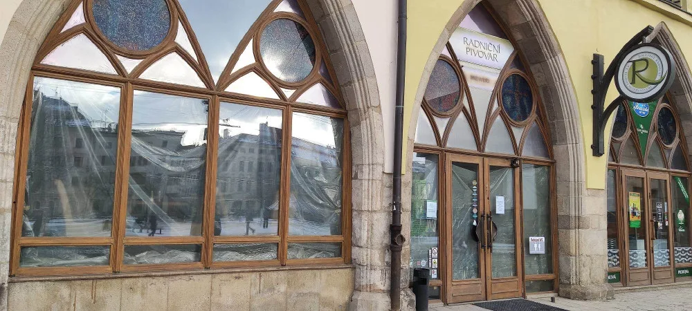 Nájemce do bývalé Radniční restaurace, pokud třetí. Město nabízí zájemci dočasné snížení nájmu na polovinu