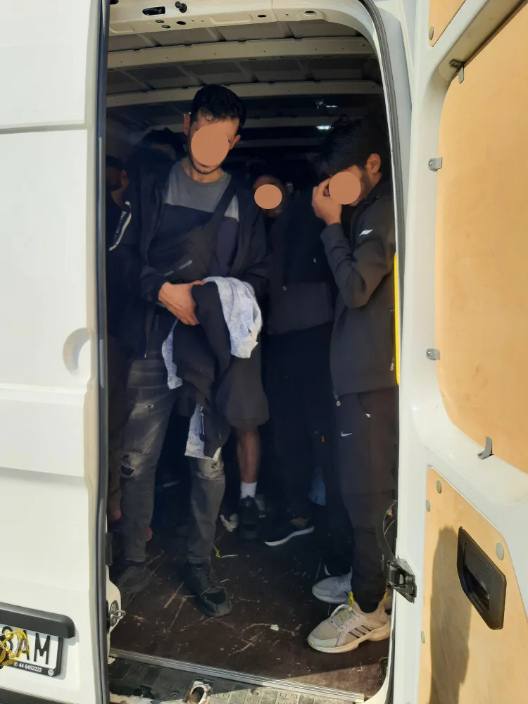 Bělorus převážel přes Vysočinu 33 migrantů. Vezl je v nelidských podmínkách, hrozí mu osmileté vězení