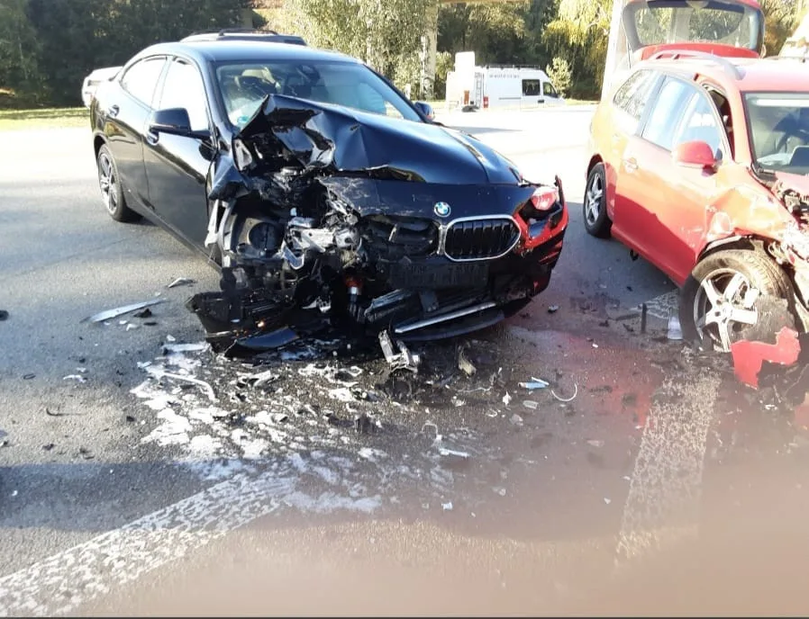 Ranní nehoda dvou aut v jihlavské Pelhřimovské ulici. Jeden člověk skončil v péči lékařů 