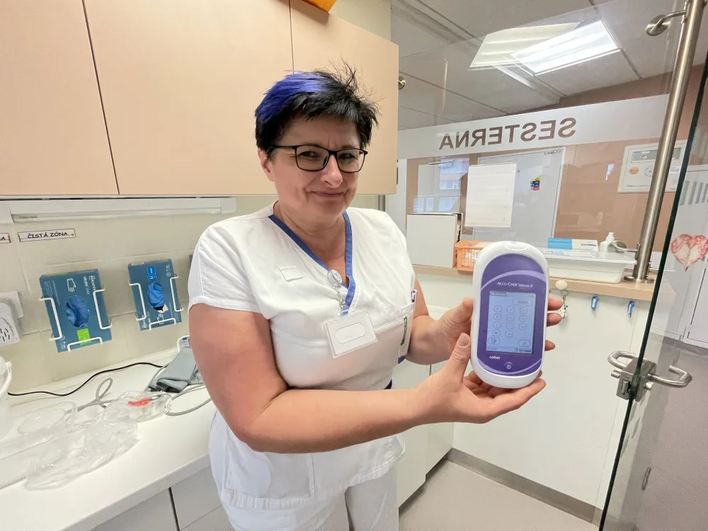 Sestřičky v jihlavské nemocnici mají nové pomocníky. Práci jim ulehčí 33 glukometrů s QR kódem