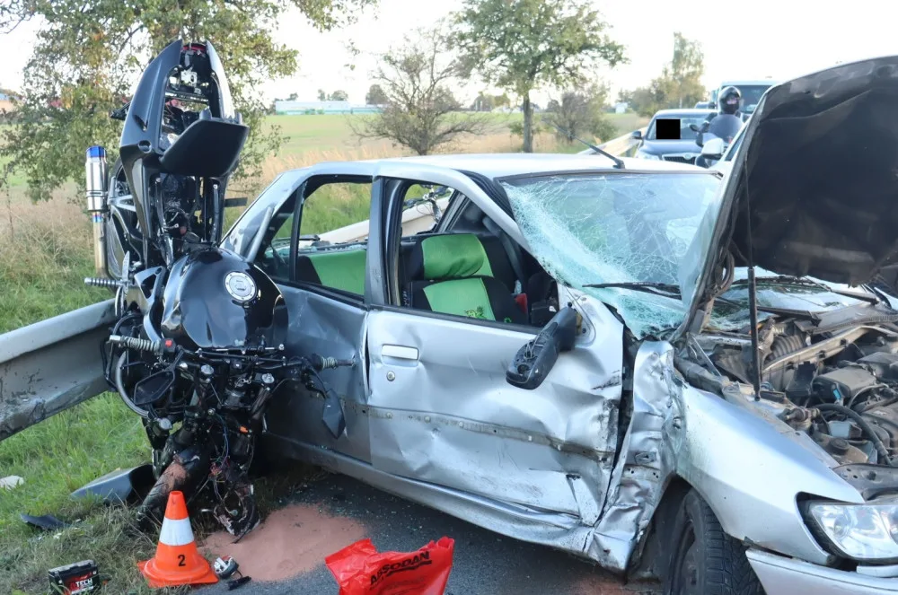Neviděli jste nedělní nehodu auta a motorky? Pokud o ní něco víte, ihned se ozvěte policii 