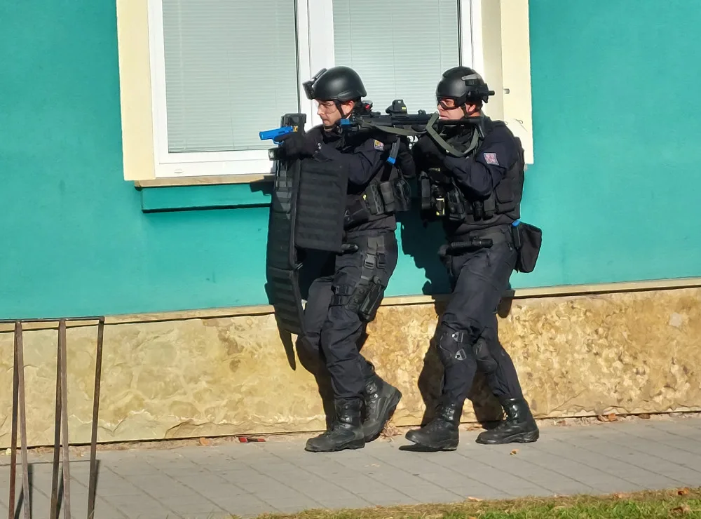 Budovu obecního úřadu v Nové Cerekvi dnes navštívili nebezpeční ozbrojení střelci. Naštěstí ale „jen jako“