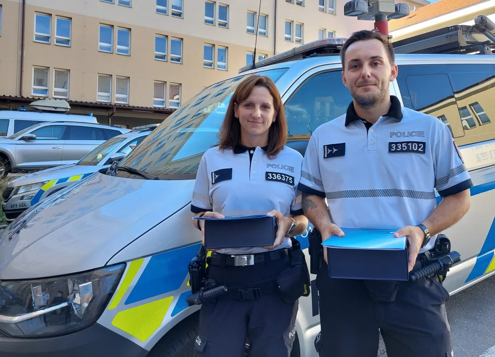 Oceněná policistka Alena Frank a její kolega Tomáš Vendl