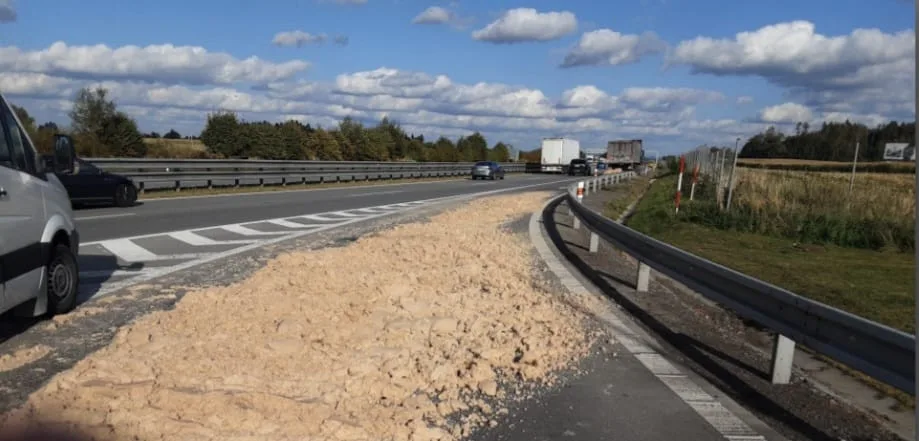 Nadělení na D1. Řidič v náklaďáku na vozovku vysypal náklad, vezl bramborovou vlákninu