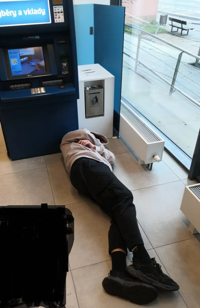 Muž ve Žďáru se opil a domů už nedošel, i když to měl blízko. Ustlal si v bance vedle bankomatu