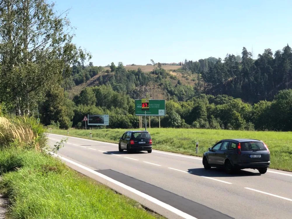 Zbytečné, říkají čtenáři Jihlavské Drbny k plánovanému úsekovému měření rychlosti v helenínském kopci