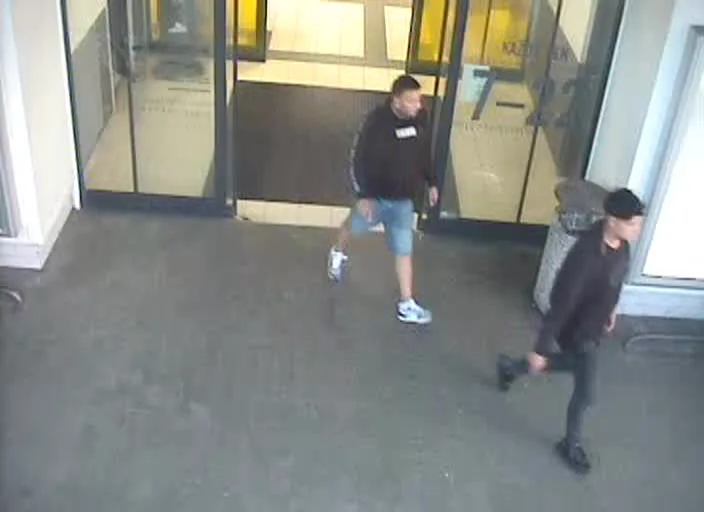 Podvodníci předstírali, že jsou hluchoněmí a okradli důvěřivé lidi. Neznáte muže na fotce, které hledá policie?