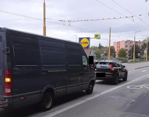 Poblíž Lidlu v Jihlavě bourala dvě auta. Řidič v dodávce byl opilý, narazil do auta přes sebou