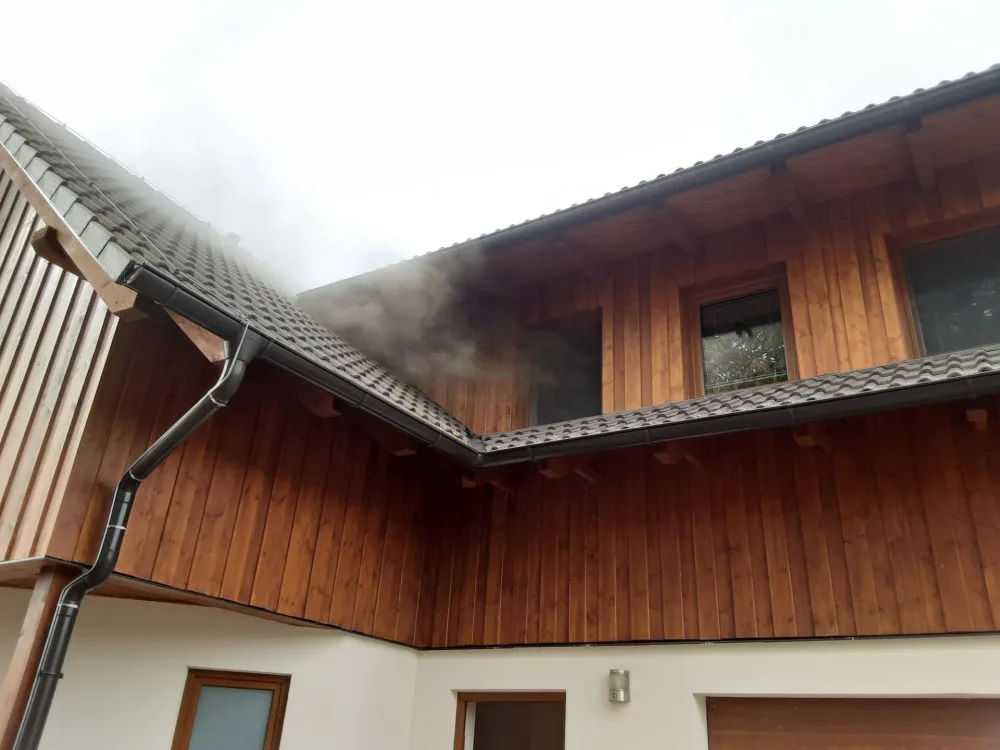 V Rounku na Jihlavsku hořela dřevostavba. Majitelům vznikla osmimilionová škoda