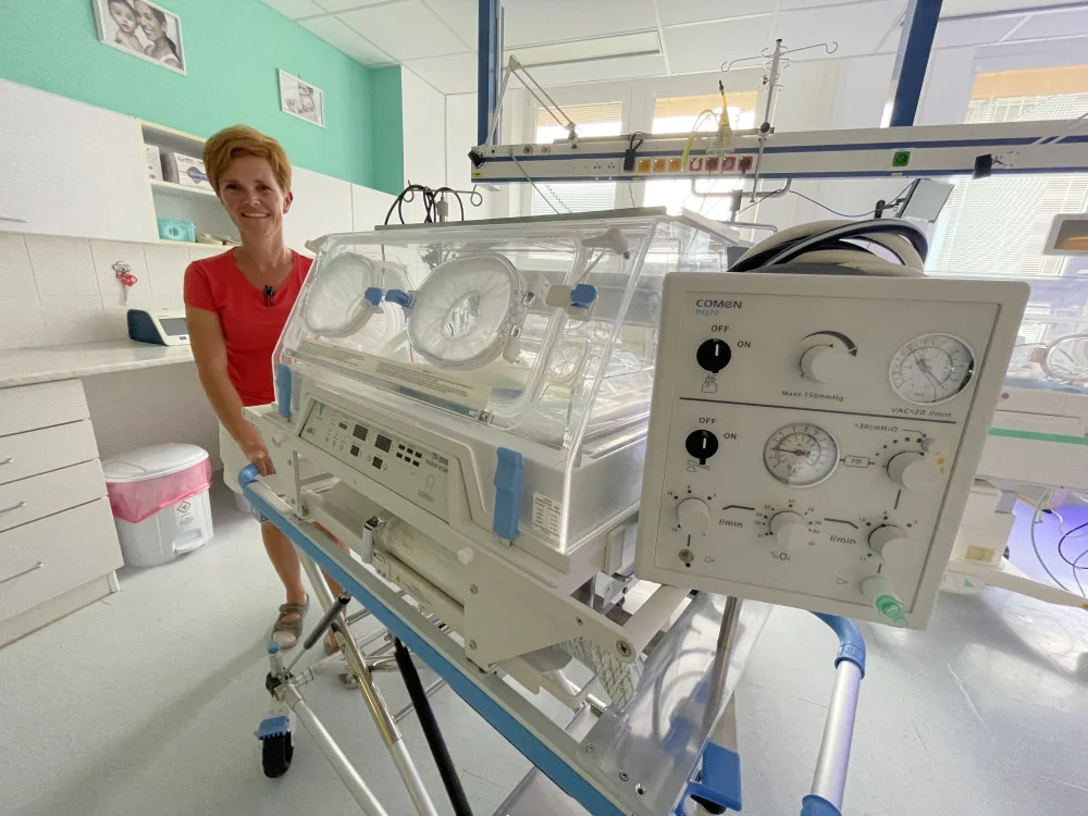 Lepší péče o miminka. Jihlavská nemocnice má nový transportní inkubátor s přístrojem k resuscitaci