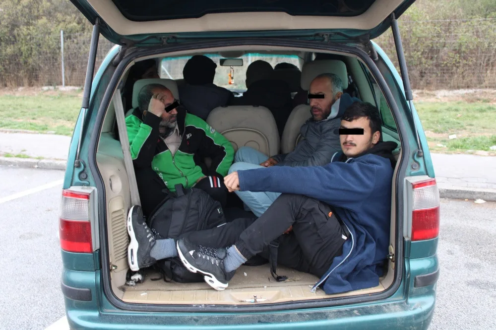 Policisté zadrželi na dálnici dalších dvanáct syrských migrantů, jeden z přivaděčů utekl