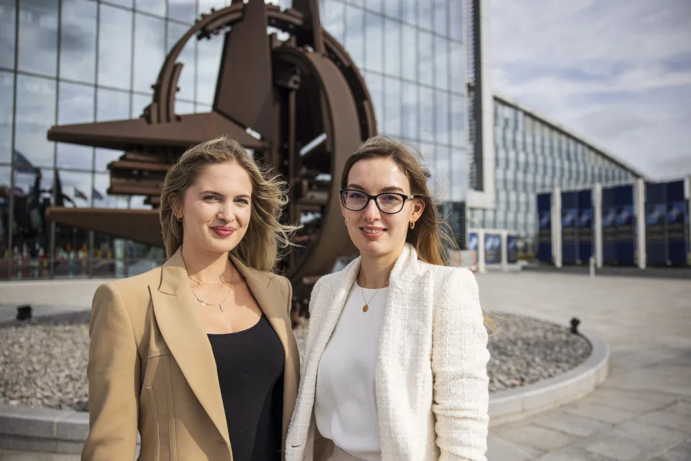 Veronika Bartáková (vlevo) a Lenka Vybíralová pracují v centrále NATO v Bruselu. Autor:  Milan Jaroš