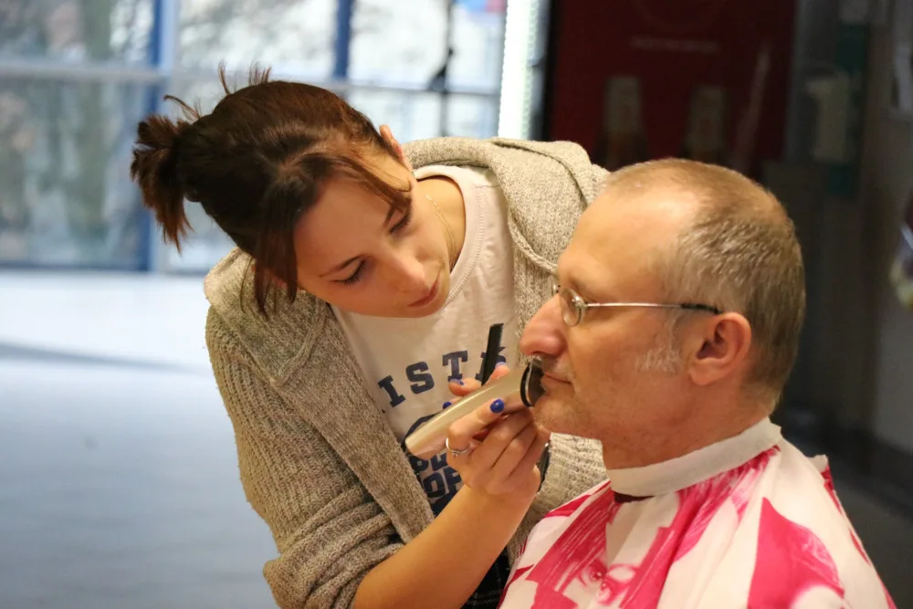 Movember v novoměstské nemocnici. Vousáči v holírně podpoří výzkum a prevenci rakoviny prostaty a varlat