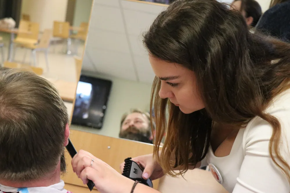 Movember v novoměstské nemocnici. Vousáči v holírně podpoří výzkum a prevenci rakoviny prostaty a varlat
