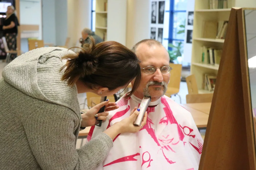Movember v novoměstské nemocnici. Vousáči v holírně podpoří výzkum a prevenci rakoviny prostaty a varlat
