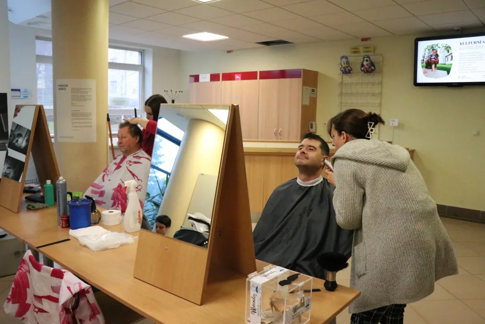 Movember v novoměstské nemocnici. Vousáči v holírně podpoří výzkum a prevenci rakoviny prostaty a varlat